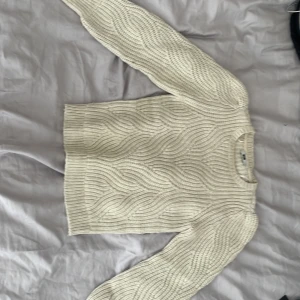 Krämvit stickad tröja - En krämvit stickad tröja. Rund urringning och mycket bra skick! Bara använd några få gånger men kommer tyvärr inte till användning längre. Materialet är varmt och gosigt. Materialet är 24% nylon, 18% akryl och 18% ull. 