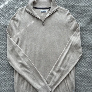 Lin färgad Jack & Jones tröja  - Tja! Säljer en Lin färgad Jack & Jones half zip. Tröja har aldrig använts! Nypris på denna ligger på 499kr, mitt pris: 250