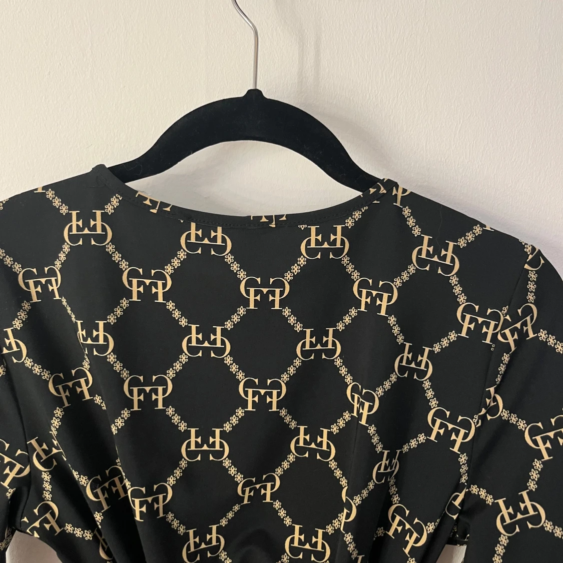 Svart omlottklänning med gulddetaljer från Chiara Forthi - 3