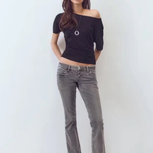 Grå bootcut jeans - Säljer dom här super fina gråa bootcut jeans med låg midja. Jeansen är helt nya och har endast testats, så lappen sitter kvar. Jeansen är köpta på Gina Tricot men passade tyvärr inte så därav säljer jag dom. Priset går att diskutera!Bilderna är lånade så kom privat för fler bilder eller frågor!💕💕