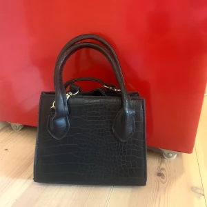 Mini väska och örhängen - MÖTS BARA UPP I SÖDERMALM/STOCKHOLM FRAKTAR EJ !! Skriv för pris eller mer info om det du vill ha ! :D