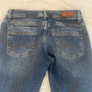 Ltb jeans - Jättesnygga Lågmidjade bootcut jeans från Ltb! Midjemåttet är 35 cm och innerbene är 74 cm! Vet inte exakt storlek men det står W27 och L30! Jag skulle säga att de passar xs! Säljer pga att de var för stora, köpta från Vinted!💕