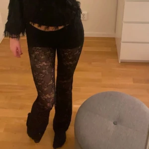 Spetsbyxor - Jättesnygga spetsbyxor från Zara i storlek S! Byxorna har inga hål eller slitningar och i mycket bra skick💕OBS! Det är inga inbyggda shorts i! (Återpublicerad)💗