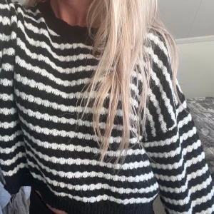 Svartvit randig stickad tröja från SHEIN - Säljer en mysig stickad tröja från SHEIN i svart och vitt med horisontella ränder. Använd ca 3 gånger.