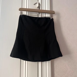 Svart bandeau topp - Supersnygg svart bandeau topp som passar till både fest och vardaglig klädsel, den har ett silikon band på insidan som hindrar toppen från att åka ner! Storleken är M💗