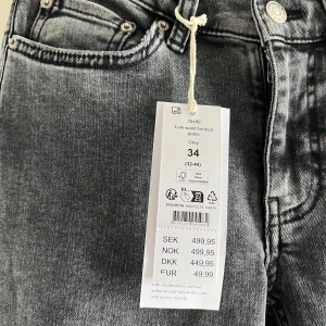 Grå bootcut jeans från Gina Tricot - Säljer ett par helt oanvända lågmidjade bootcut jeans från Gina Tricot. Nypris 499kr💕Storlek 34