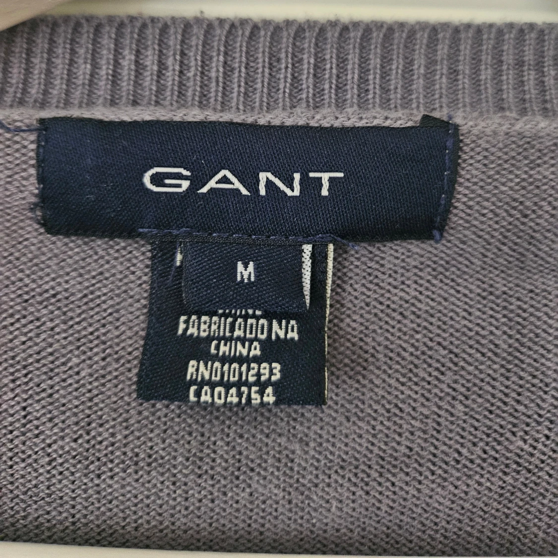 Grå v-ringad tröja från GANT - 1