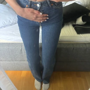 Blåa jeans - Fina och långa jeans, jag är 175cm så dem är perfekt långa. Har inte kommit till användning för min del