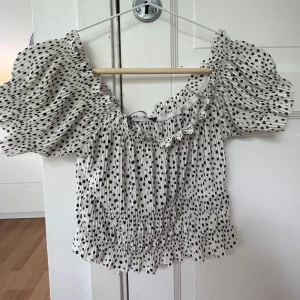 Prickig topp - Snygg prickig topp från Gina, storlek S men den är ganska kort. Bra skick förutom en jätteliten fläck som inte syns när man har på sig den (bild 2) 🌸💕