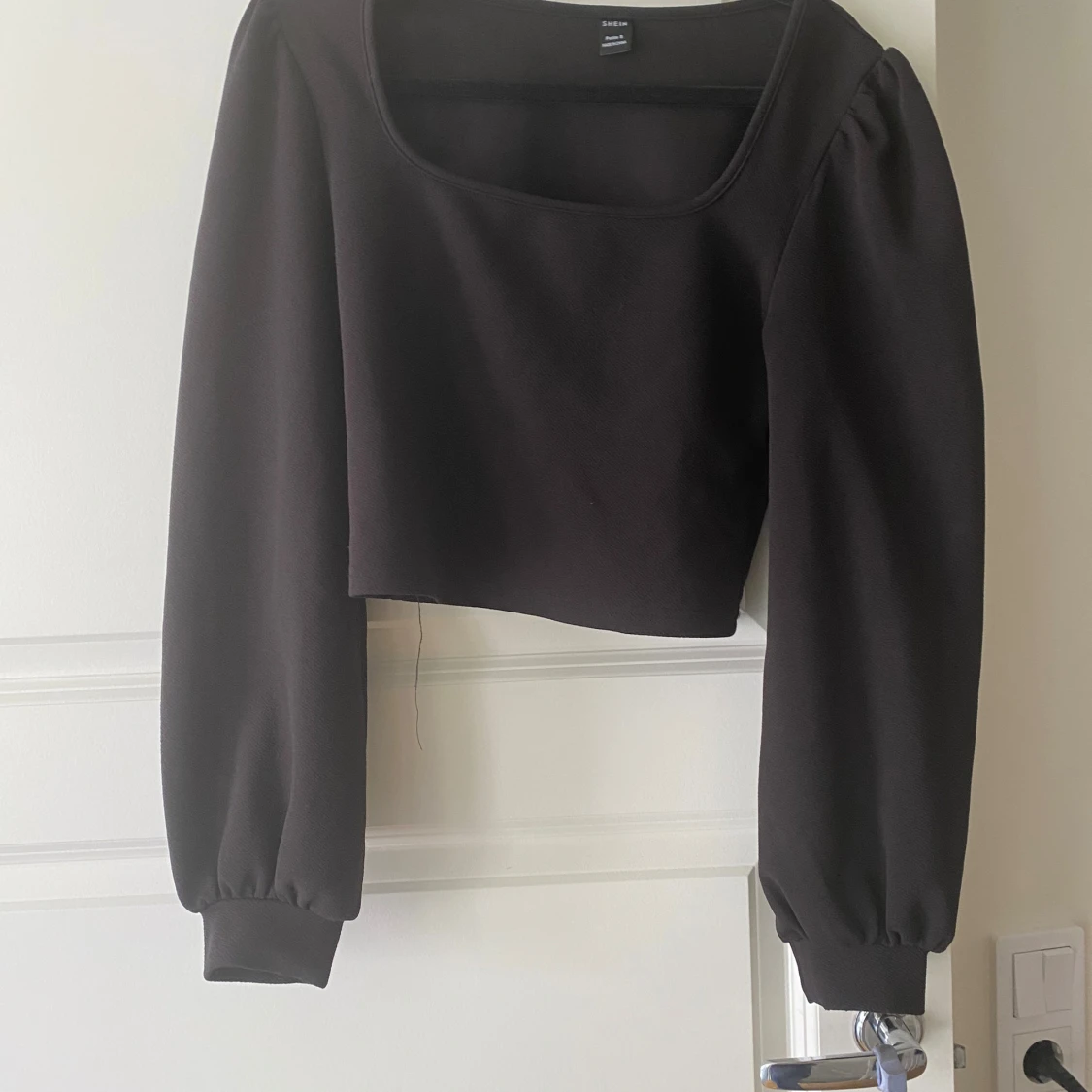 Svart croppad topp med långa ärmar från SHEIN