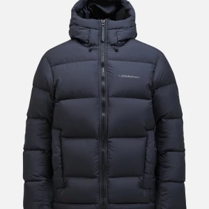 Peak Performance Rivel - Vinterjacka - Peak Performance vinterjacka i dun. Modellen heter Rivel och jackan är svart. Inga skador på jackan. Den är använd men väldigt sparsamt. Nypris 4200kr. Vid snabb affär kan pris sänkas. Vid fler frågor eller bilder på jackan skriv gärna!  Mvh KB! 😁