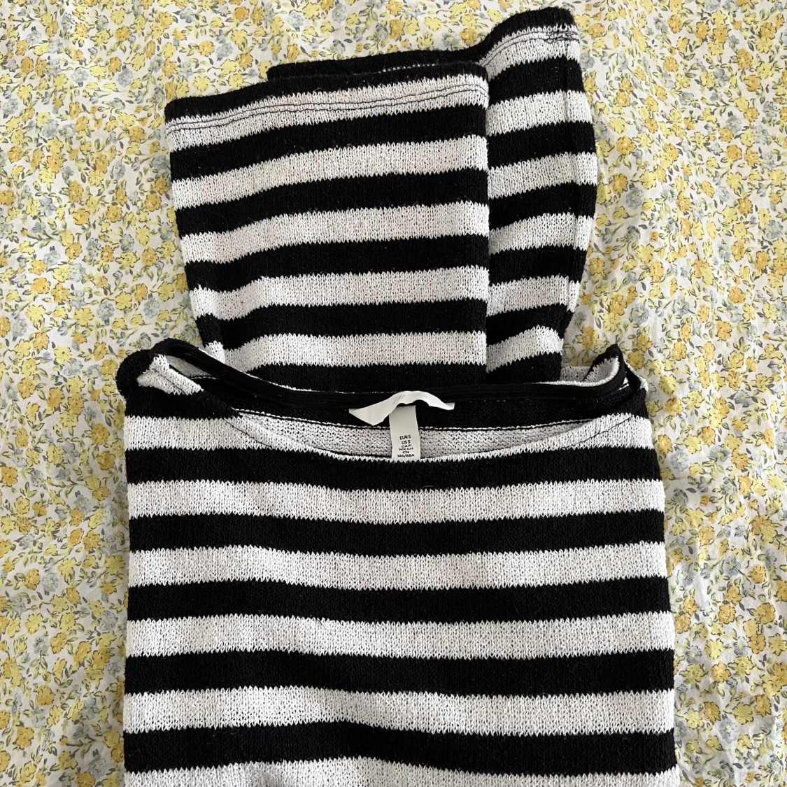 Svartvit randig stickad tröja