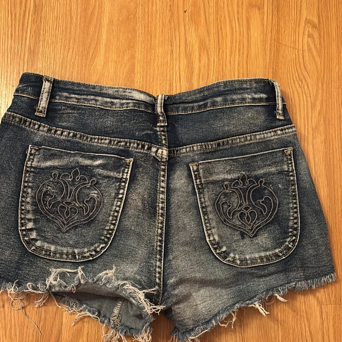 Mörkblå jeansshorts med fransar - 1