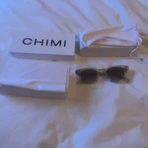 HELT NYA chimi 02 ercu  - Säljer ett par snygga solglasögon från CHIMI med färgen ecru.