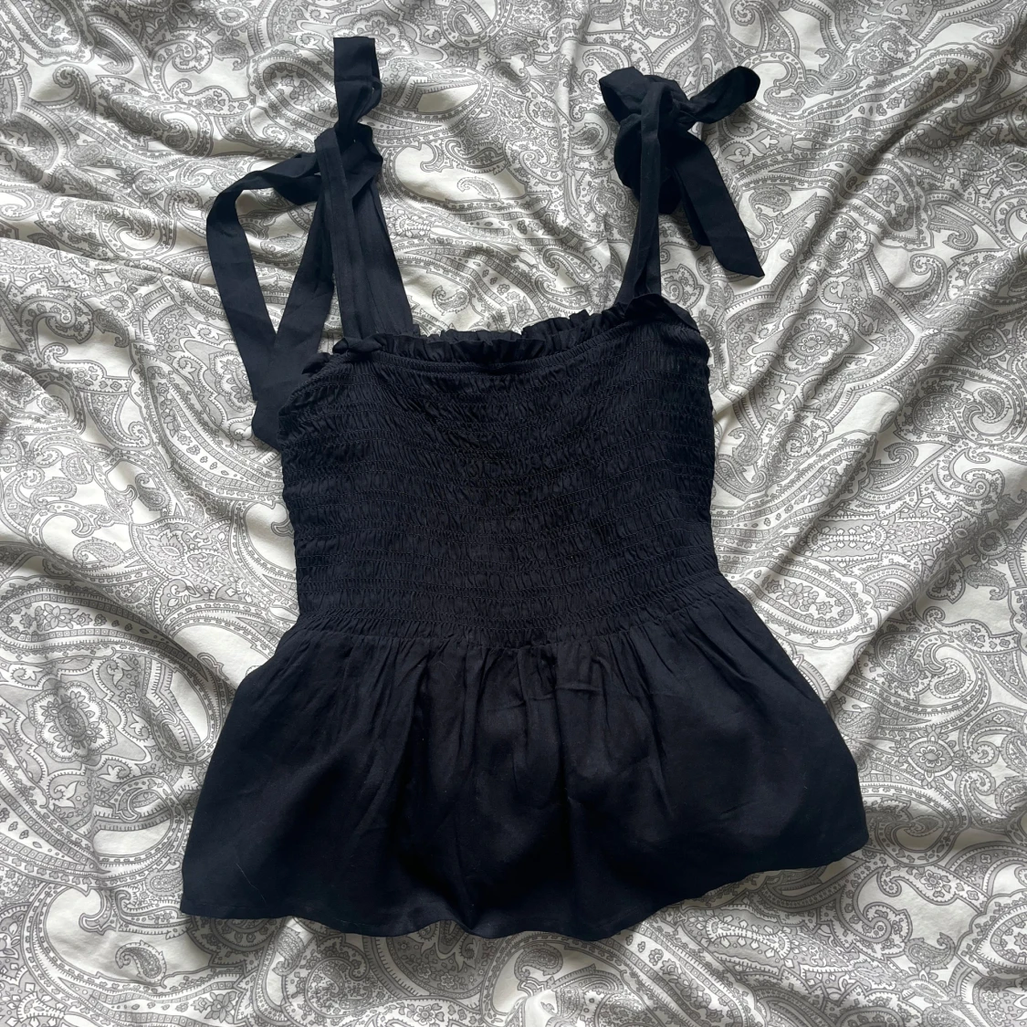 Svart topp med knytband - 1