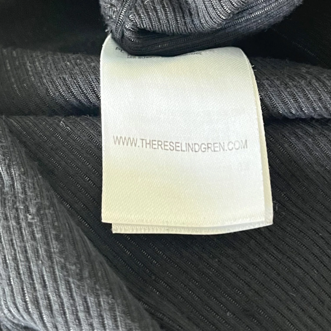 Svart ribbad klänning  - 2