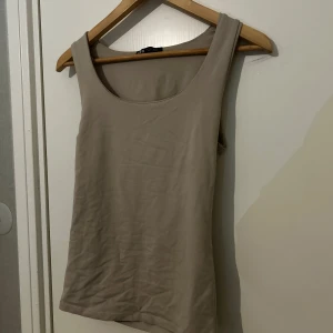 Beige linnetopp från Zara - Säljer en enkel och stilren beige linnetopp från Zara. 