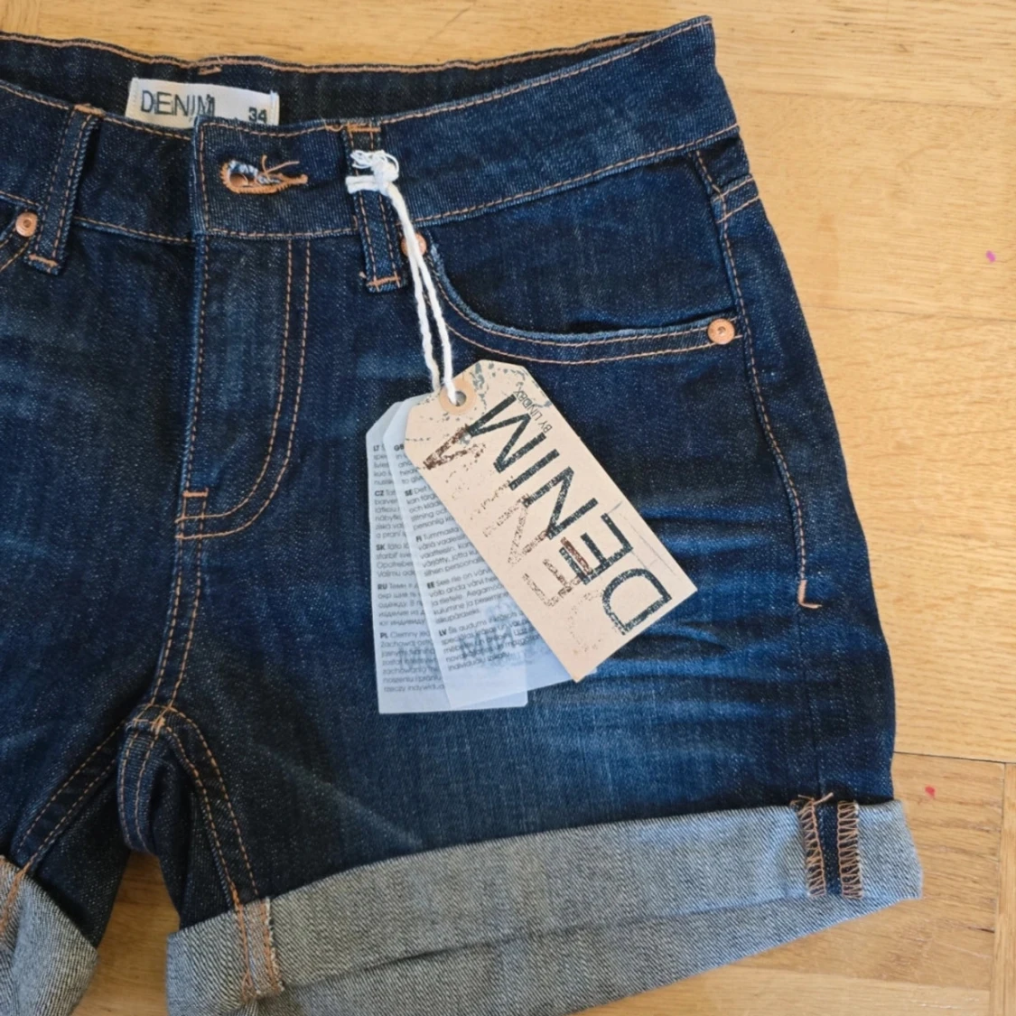 Mörkblå jeansshorts med uppvik - 4