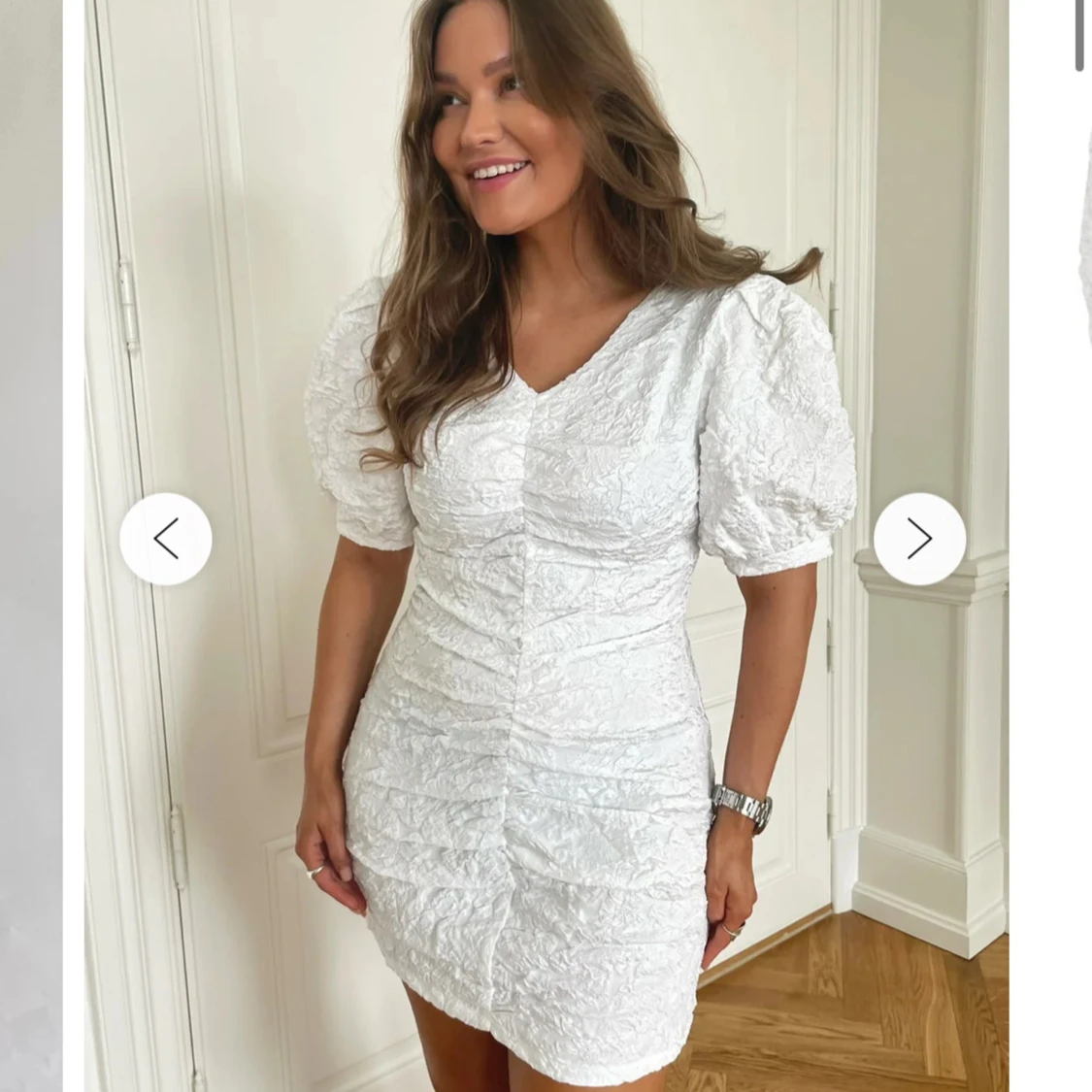 Vit kortklänning med puffärm