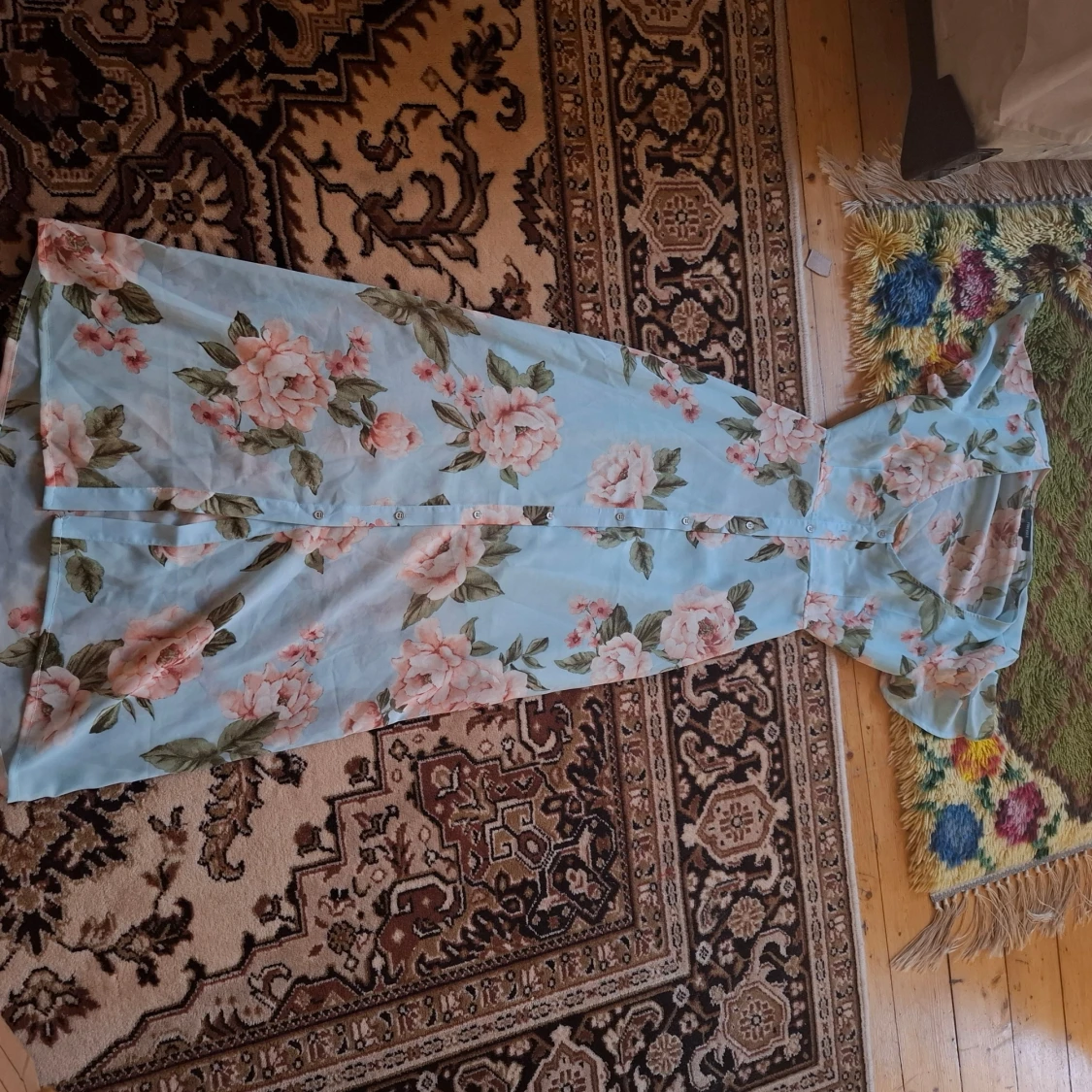 Ljusblå blommig långklänning