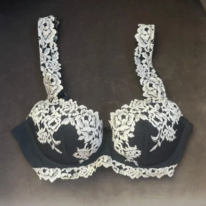 Svart och vit spets-bh - Snygg svart bh från Intimissimi med vit blommig spetsdetalj 