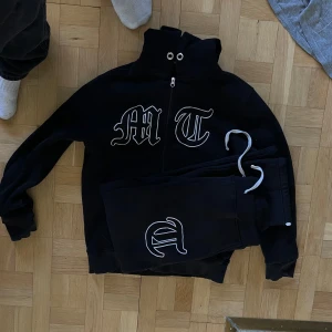 Tuttolente dress - Svart tuttolente mjukis dress. Använd men ganska bra skick. Storlek L men relativt liten i storleken