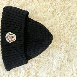 Moncler mössa  - One size 