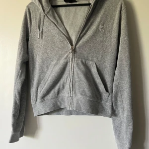 Juicy Couture Zip up kofta - Grå Juicy Couture zip up/kofta. Storlek S men passar S-XS. Är använd men inga märkvärdiga defekter förutom att dragkedjan tappat lite färg, se sista bilden.