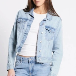 Ljusblå jeansjacka -  Ljusblå jeansjacka från Lager 157  med silverfärgade knappar. Använd endast 1 gång, är i nyskick. Storlek M men passar också jätte fint på de som me storlek S ❤️köptes för 400kr❤️ Skicka GÄRNA prisförslag