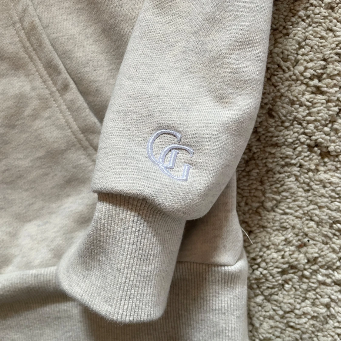 Ljusgrå hoodie från Garde Gisch - 1