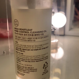 Anua Heartleaf Pore Control Cleansing Oil - En genomskinlig rengöringsolja i pumpflaska från Anua, Heartleaf Pore Control Cleansing Oil. Oljan är lätt och används för att rengöra huden och ta bort smink, speciellt framtagen för att kontrollera porer. Flaskan rymmer 200 ml och har minimalistisk design använd 2gånger köptes för 1 vecka sedan säljeftersom den inte funka på min hud