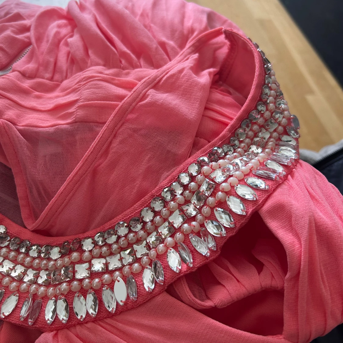 Rosa festklänning med strass från Elise Ryan - 3