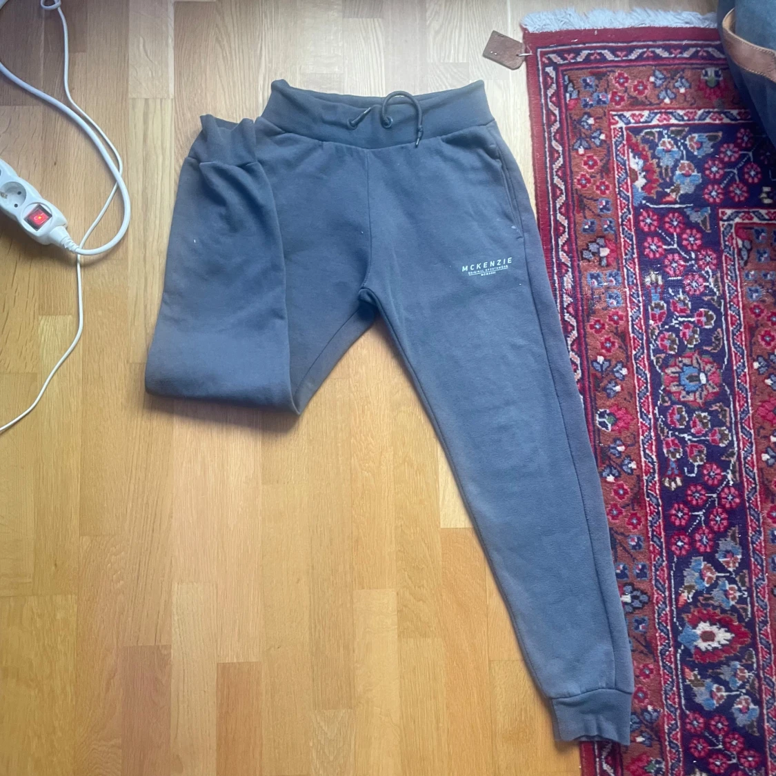 Grå mjukisbyxor från McKenzie - 1