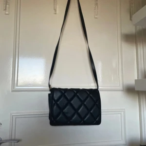 Väska  - Säljer en axelremsväska som har används några gånger 