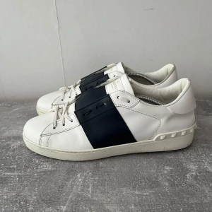 Valentino open skor - Tjena, säljer nu dessa riktigt snygga och populära valentino open skor, de är i mycket bra skick men finns litet slitage på bild 3, mörkblå stripe, endast skorna ingår, hör av er vid frågor och funderingar🙌🤝