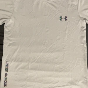 Grå t-shirt från Under Armour - Säljer en grå t-shirt från Under Armour då jag inte haft användning av den