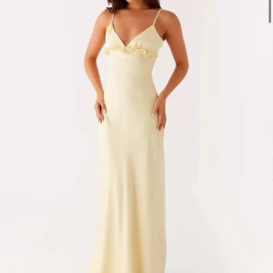 Ljus långklänning med volangdetalj - Superfin balklänning från peppermayo. Helt nyanländ och prislapp är kvar. 🥰🥰se måtten (s38) på bild 2!