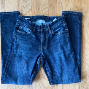 Vailent Jeans - Snygga mörkblå jeans från Vailent i slim fit-modell. Klassisk femficksdesign med dragkedja och knapp framtill. Jeansen har en läderpatch bak i midjan och är tillverkade i ett stretchigt denimtyg för extra komfort.