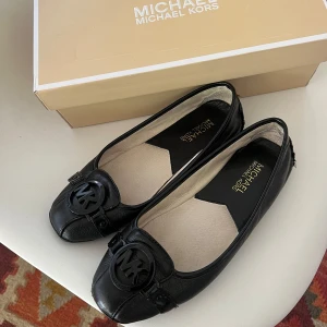 Michael Kors ballerina skor  - Så fina Michael Kors ballerina skor! Liten slitning på märket som syns på bilden. Nypris ca 2000kr Kartong medföljer
