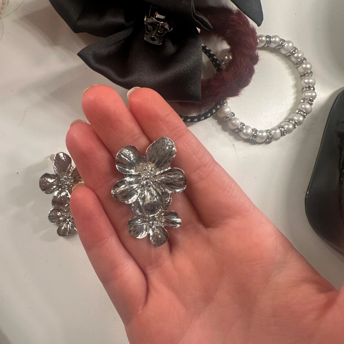 Silverfärgade blomformade örhängen - 1