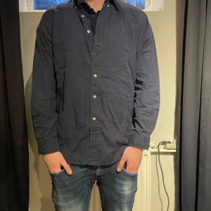 Blå Ralph Lauren skjorta  - Blå Ralph Lauren skjorta i mycket bra skick🔥| Storlek: L | Vid frågor eller diskussion om pris är det bara att skriva😘| Frakt inom 48h📦