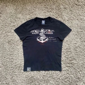 Ralph lauren t shirt - Säljer denna rikigt feta å unika Ralph lauren t shirt!⭐️Skick : 9,5/10!🤝 Storlek S passar S!👍Nypris = 999kr!  Hör gärna av er om ni har funderingar!🤝