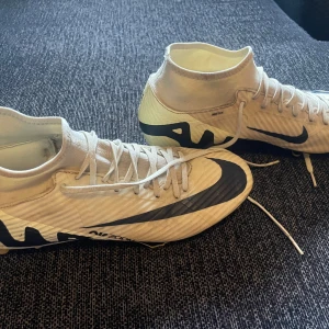 Nike fotbollsskor - Säljer ett par beigea Nike mercurial air zoom fotbollsskor då de inte används längre, nypris 1200kr