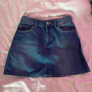 kort jeanskjol från h&m - den är liten på mig så den kan egentligen sitta mer lågmidjat och se mer utsvängd ut på man är en xs 