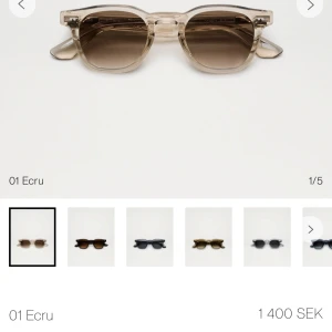 Ecrufärgade solglasögon från Chimi - As snygga solglasögon från Chimi i modellen 01 Ecru. De har transparent beige båge i acetat och bruna tonade glas. Klassisk rundad form med stilren design, perfekt för att lyfta vilken outfit som helst. 1400kr för nya! 