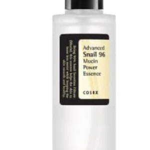 COSRX Advanced Snail 96 Mucin Power Essence - En genomskinlig essence från COSRX med snigelsekretfiltrat, perfekt för återfuktning och glow. Kommer i en plastflaska med svart pump och etikett. Passar alla hudtyper och ger en fräsch känsla!!