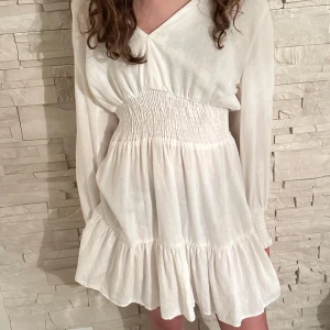 Klänning  - Vit klänning som funkar till allt! Pris kan diskuteras 