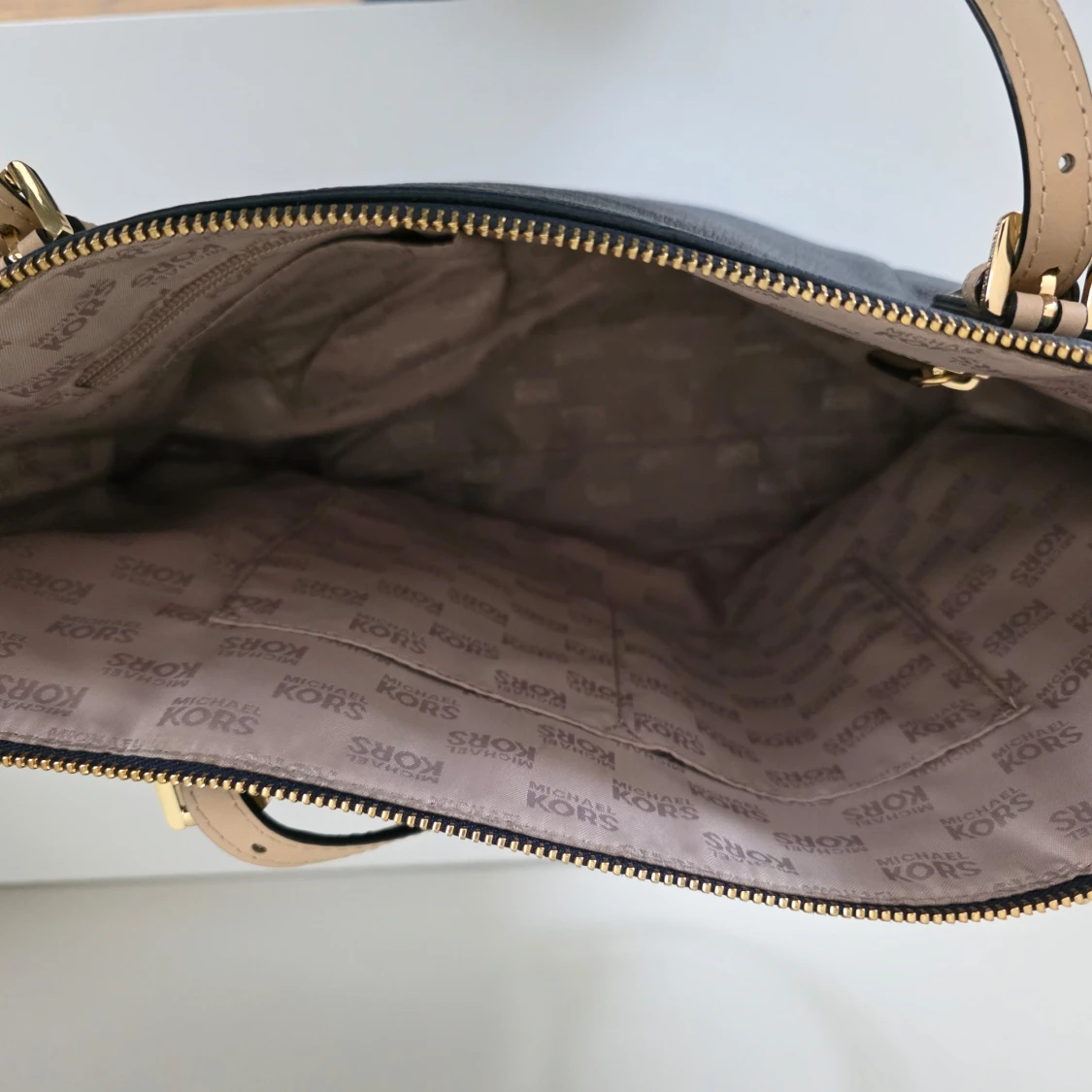 Mörkblå axelväska från Michael Kors - 2