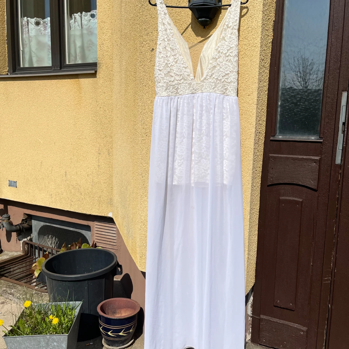 Vit balklänning med spets och djup v-ringning - 4