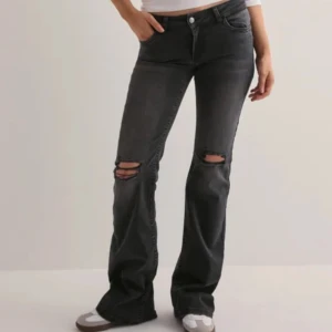 Nelly jeans  - hejjj! Säljer dessa superfina Nelly jeans som är båda lågmidjade och bootcut! Dom är svarta och har hål på knäna o slitningar. Säljer då jag måste göra av med jeans för har för många! Hör av er vid flera frågor🥰 använda 3 gånger ❤️❤️dim är stretchiga och jag är 173 o de passar mig i längden! 